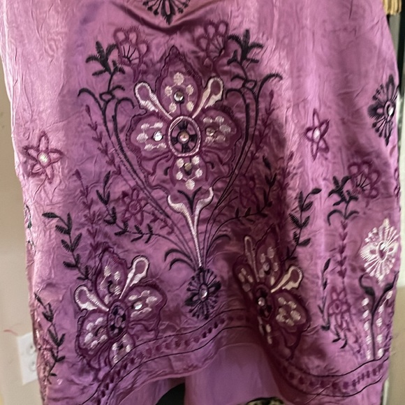 Light purple silk blouse. Embroidery design black white and black stone work - Picture 3 of 3